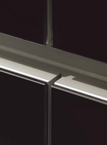 Eggersmann-K&uuml;che: Glas schwarz lackiert auf Aluminiumrahmen | Detail T&uuml;ren und Glasfront