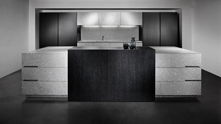 Eggersmann-K&uuml;che: Inselblock und Wandzeile in Granit Lupus Grey, Hochschr&auml;nke und Bartheke in Fineline Furnier schwarz mit hellen Adern