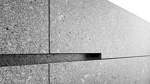 Eggersmann-K&uuml;che: Inselblock und Wandzeile in Granit Lupus Grey, Hochschr&auml;nke und Bartheke in Fineline Furnier schwarz mit hellen Adern