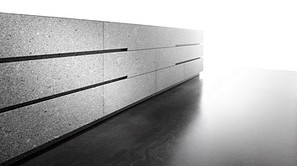 Eggersmann-K&uuml;che: Inselblock und Wandzeile in Granit Lupus Grey, Hochschr&auml;nke und Bartheke in Fineline Furnier schwarz mit hellen Adern
