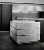 Eggersmann-K&uuml;che: Inselblock und Wandzeile in Granit Lupus Grey, Hochschr&auml;nke und Bartheke in Fineline Furnier schwarz mit hellen Adern