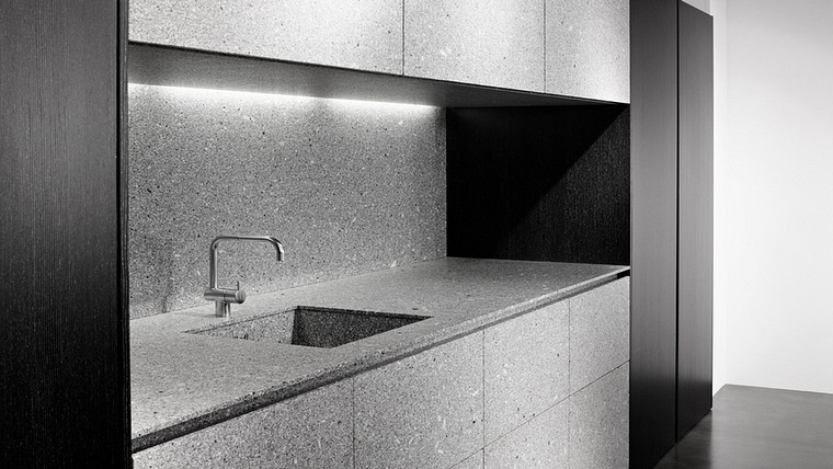 Eggersmann-K&uuml;che: Inselblock und Wandzeile in Granit Lupus Grey, Hochschr&auml;nke und Bartheke in Fineline Furnier schwarz mit hellen Adern