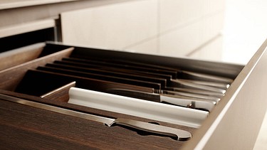 Inselblock in Quartzit Luna Patinato | Detail Holzeinsatz f&uuml;r Besteck