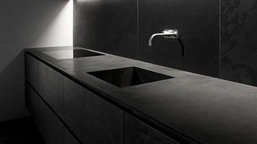 Eggersmann-K&uuml;che: Inselblock und Wandzeile Schiefer Montank Black geschliffen | Detail Fronten, Sp&uuml;le und R&uuml;ckw&auml;nde in Schiefer