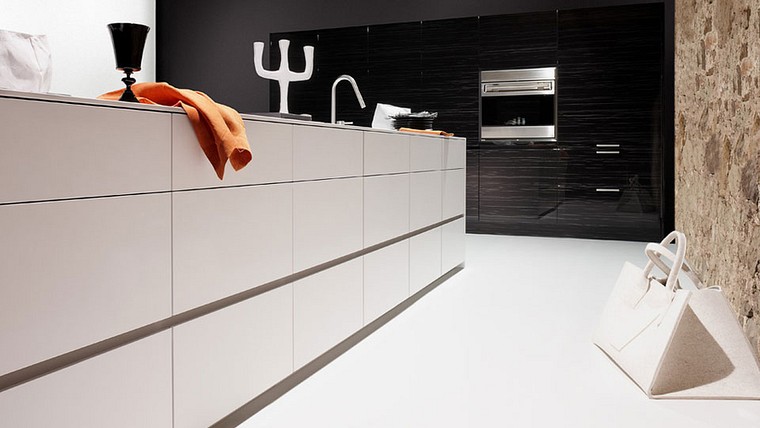 Eggersmann-K&uuml;che: Inselblock Silestone Bianco Zeus, Hochsch&auml;nke Blockfurnier schwarz geflammt, Hochglanzlackiert