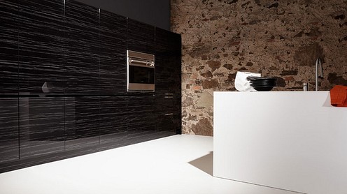 Eggersmann-K&uuml;che: Inselblock Silestone Bianco Zeus, Hochsch&auml;nke Blockfurnier schwarz geflammt, Hochglanzlackiert