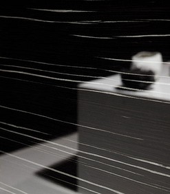 Eggersmann-K&uuml;che: Inselblock Silestone Bianco Zeus, Hochsch&auml;nke Blockfurnier schwarz geflammt, Hochglanzlackiert