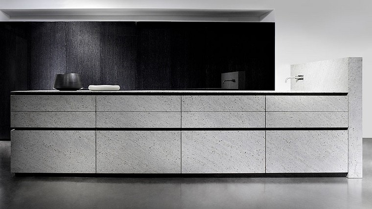 Eggersmann-K&uuml;che: Inselblock Granit Cashmere White gestrahlt, Hochschr&auml;nke Blockfurnier schwarz mit hellen Adern, Hochglanzlackiert
