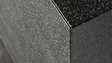 Eggersmann-K&uuml;che: Alle Oberfl&auml;chen Granit Volcano Black | Detail Kanten auf Gehrung