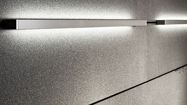 Eggersmann-K&uuml;che: Granit Volcano Black, THE WALL Wandsystem zur Aufnahme von Korpuselementen, Leuchten und Accessoires