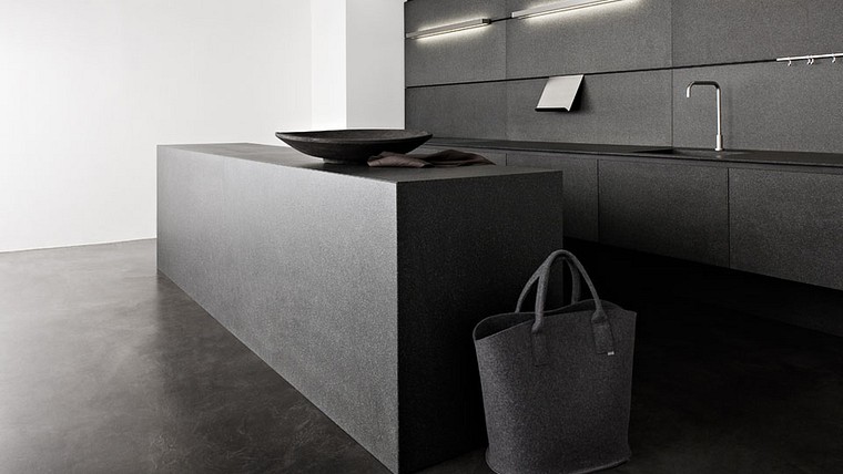 Eggersmann-K&uuml;che: Alle Oberfl&auml;chen Granit Volcano Black, THE WALL Wandsystem zur Aufnahme von Korpuselementen, Leuchten und Accessoires