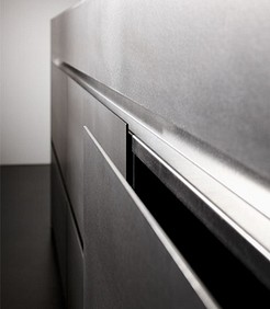 Eggersmann-Küche: Inselblock massiver, warmgewalzter Edelstahl Oberfläche Silver Touch | Detail Schubladen