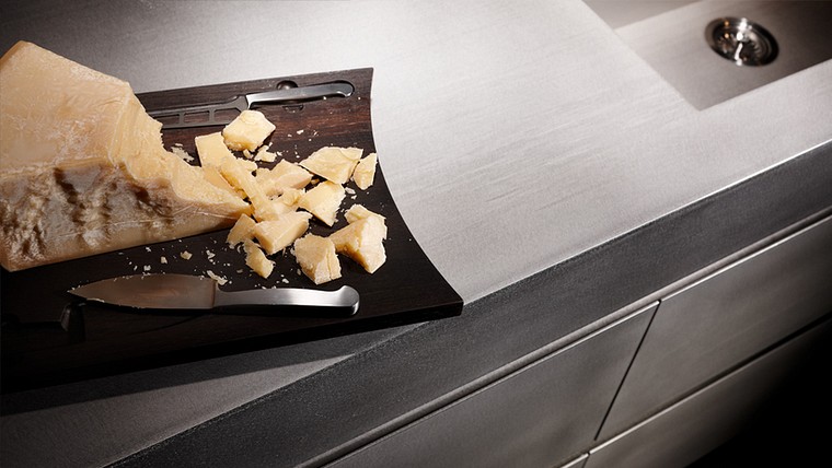 Eggersmann-Küche: Inselblock massiver, warmgewalzter Edelstahl Oberfläche Silver Touch, Hochschränke Furnier Eiche sägerauh