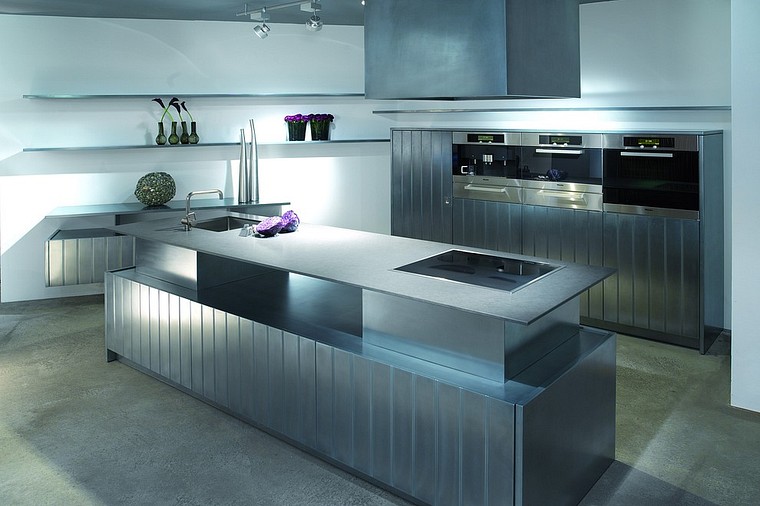 Eggersmann K&uuml;che: Designerk&uuml;che Spezialoberfl&auml;che Metalleffektlack | Arbeitsplatte Quarzwerkstoff 12 mm 