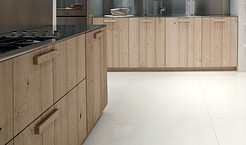 Italienische Designerk&uuml;che mit K&uuml;chenoberfl&auml;che aus Echtholz: Eiche massiv (Aster Cucine Neuheit 2012)