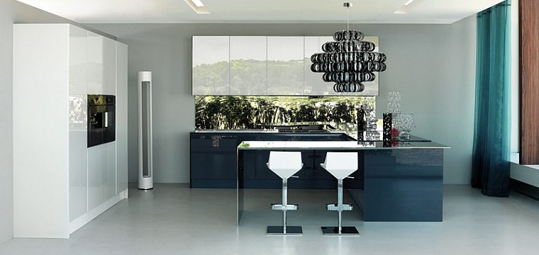 Italienische Designerk&uuml;che mit K&uuml;chenoberfl&auml;che in Glas dunkelblau (Aster Cucine Contempora)