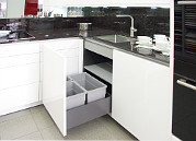 Rotpunkt Designerküche / Musterküche: griffloser Spülenunterbau mit Vollauszug und Behältern zur Mülltrennung