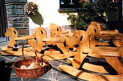 Holz-Schaukelpferde