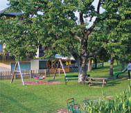 Schattiger Spielplatz f&uuml;r unsere kleinen G&auml;ste