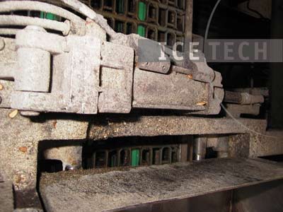 Maschine vor Reinigung mit Eisstrahltechnik