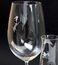 alt="Glas gravieren, Glas Gravuren, Glasgravur, Glasgravuren, Logo gravieren, Glas ritzen, Glaswelt" title="Glaswelt" />