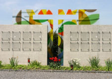 Urnenwand, Kirchenfenster, Sakrale Kunst, Sakrale Glaskusnst, Taufbecken, Altar, Friedhof, Grabzeichen