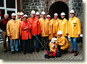 Besuchergruppe vor der Einfahrt in das Besucherbergwerk