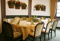 Herzlich Willkommen im gemütlichen Landgasthof - Ihr Restaurant in Hanau: Restaurant Hanau - Restaurant in Hanau Gasthaus zum grünen Baum in Hanau Klein Auheim - Eines der Hotels in Hanau mit eigenem Restaurant und Metzgerei. Buchen Sie unseren Festsaal und genießen Sie kulinarische Spezialitäten und unsere deutschen Küche.