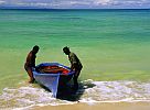 en Guadeloupe, Antilles  - Fischer buingen ihr Boot an Land