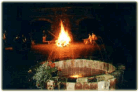 14 Lagerfeuer am Brunnen im Innenhof