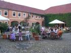 Am Brunnen im Innenhof