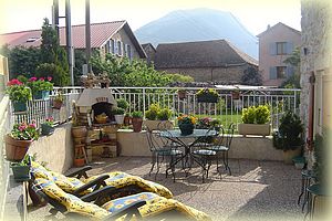 vue sur la Place Les Tourniaires 05130 Venterol