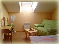 Chambre avec lit double et canap&eacute; lit