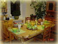 Petit d&eacute;je&ucirc;ner dans la salle &agrave; manger