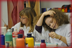 Kinder lieben es mit Farbe zu experimentieren