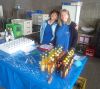 Sandra und Irene am Ausschank
