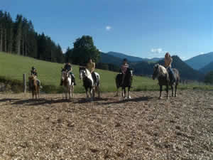 Reiten auf dem Reitplatz vom Martinerhof in St. Martin am Tennengebirge