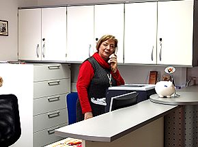 Rezeption, Frau B&ouml;hme am Empfangstresen