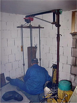Einbau des ersten Pfahlmeters sowie Aufsetzen der Wiederlagerplatte.