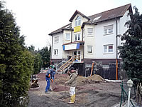 Das Geb&auml;ude steht sicher auf neuem H&ouml;henniveau, deutlich zu sehen an der neuen Treppenanlage.