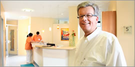Dr. Kn�chel und sein Team begr�ssen Sie recht herzlich und freuen sich auf Ihren Besuch in der Praxis