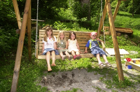 Kinder auf der Schaukel