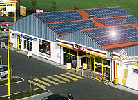 Solarzellen auf einem Supermarktdach