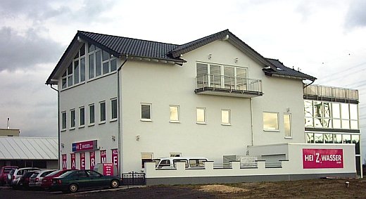 Heizwasser GmbH, S�dliche Ringstr. 6, Erzhausen: Vor dem Haus sehen Sie die erste Luftw�rmepumpe im Umkreis