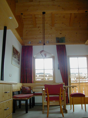 Essplatz mit Blick ins offene Geb&auml;lk, private Ferienwohnung in der Ferienregion Nationalpark Hohe Tauern