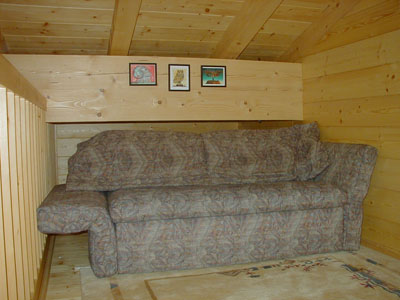 Wohnzimmer mit Sofa auf der offenen Galerie