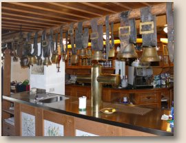 Kuhklockensammlung über der Theke