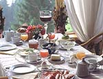 reichhaltiges Frühstück am Tisch serviert
