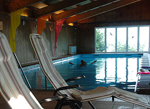 Entspannen im grossen Hallenbad mit zirka 34� C.