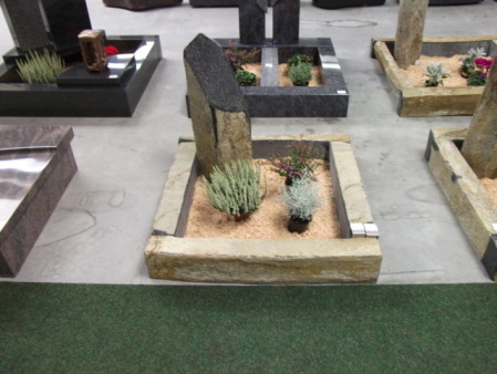 Urnengrab aus Basalt